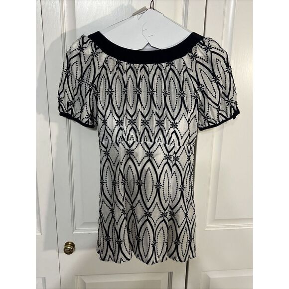 Nanette Lepore shortsleeve Top White & Navy Embroidered sz 2 - Picture 4 of 7